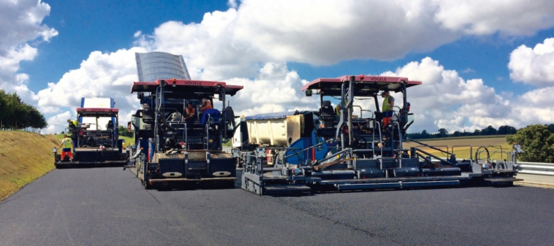 Engins de construction routi&egrave;re en action