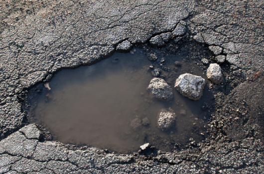 Rev&ecirc;tement routier d&eacute;t&eacute;rior&eacute;