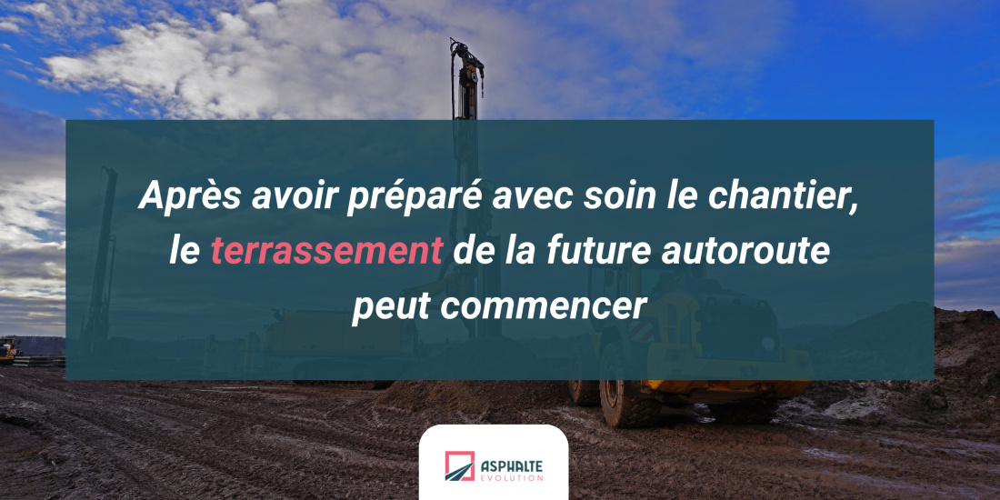 Apr&egrave;s avoir pr&eacute;par&eacute; avec soin le chantier, le terrassement de la future autoroute peut commencer